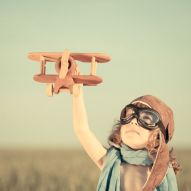 Фотообои Самолетик в руках ребенка